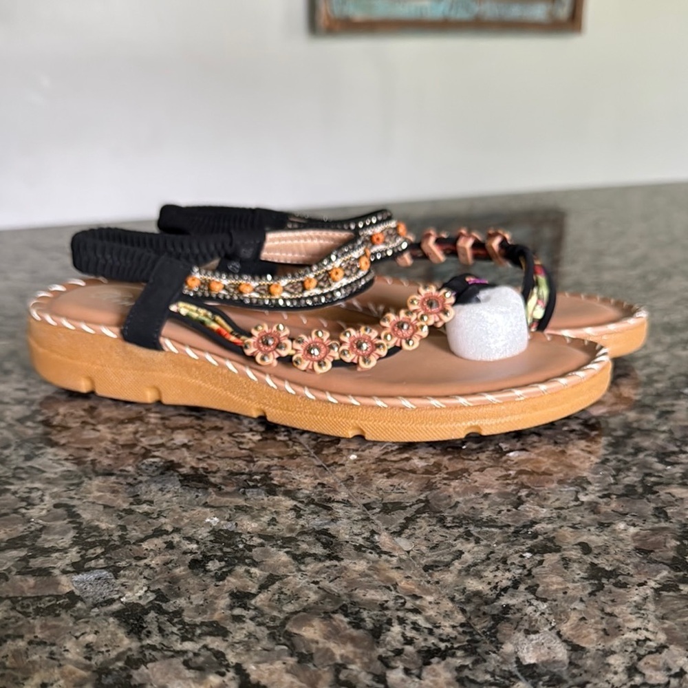Kinlida Embellished Black and Tan Sandals NWOT 9